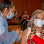 Sonia Torres, titular de Abuelas Córdoba, recibió la primera dosis de la vacuna