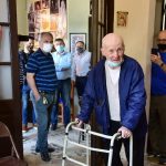 Un grupo de amigos ayudó a refaccionar la casa de Don Tito: Todo fue sorpresa y alegría cuando regresó de una intervención quirurgica