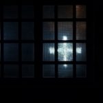 Una cordobesa asegura que se forma una cruz en la ventana de su casa