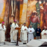 En la celebración crismal el Obispo Buenanueva agradeció a Dios por los 65 años de ordenación del Padre Pedro González