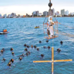 Cómo es el Vía Crucis submarino, un evento único en el mundo y bendecido por el Papa