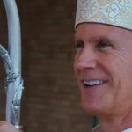 Obispo Stricklan, hoy destituído, recuerda que no se puede ordenar a mujeres como sacerdotes