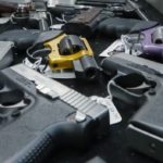 El Gobierno bajó la edad mínima para portar armas a 18 años