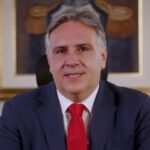 Llaryora aumenta un 84% el haber mínimo jubilatorio y otorga un bono bimestral de 100 mil pesos para jubilados que cobras hasta 1.300.000 pesos