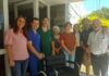 El grupo de apoyo al hospital cierra el año con la entrega de una silla de ruedas para el centro de salud