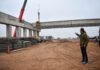 Circunvalación de Río Cuarto: avanza el montaje de vigas del tercer puente del distribuidor sobre la Ruta Nacional 8