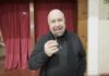 Oscar Motta, conductor del programa «El Canto del Pueblo», emocionado por el homenaje a Armando Tejada Gómez realizado en Las Varillas
