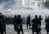 Violento choque entre policía y manifestantes con piedras y gases en marcha universitaria